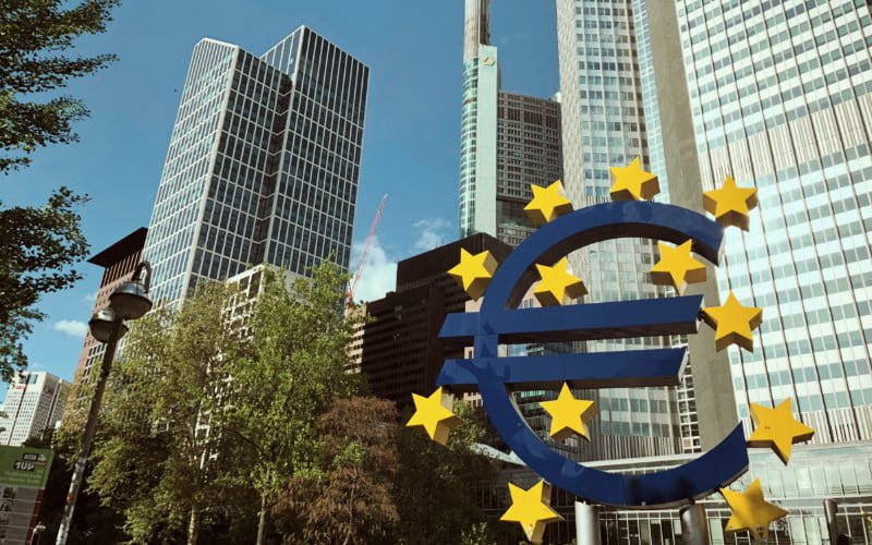 欧州中央銀行のユーロマークのオブジェがある場所に注意 フランクフルト観光 Enjoy Life More